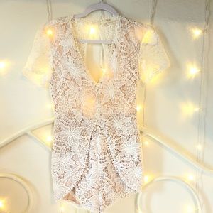 ✨NWOT✨ White lace open back formal romper